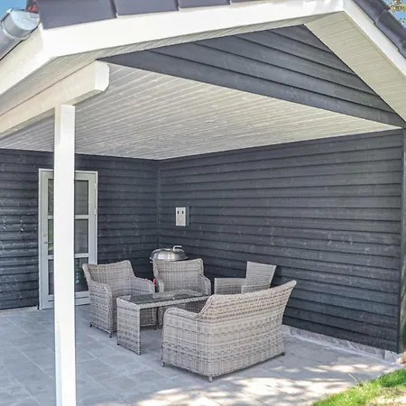 Ferienhaus Five-bedroom In Blåvand